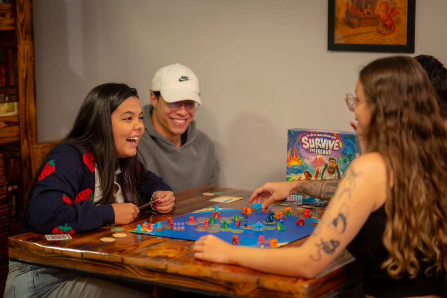 Amigos reunidos jogando um jogo de tabuleiro na Taverna com Dado